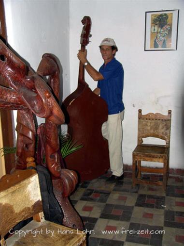 2004 Cuba, Santiago de Cuba, Patio de la Trova, DSC01260 B_B720